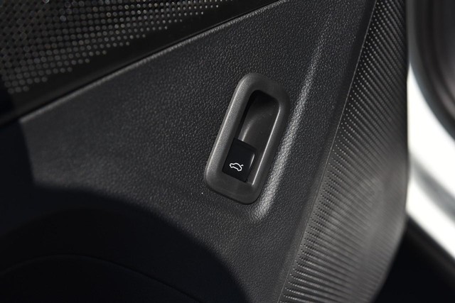 Volkswagen Tiguan Vehicle Image 09
