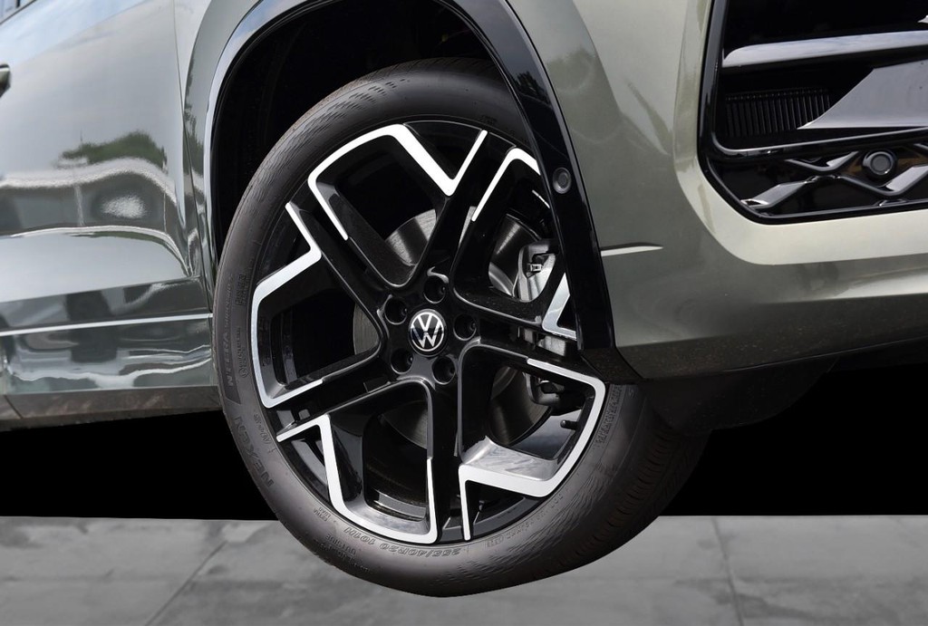 Volkswagen Tiguan Vehicle Full-screen Gallery Image 3