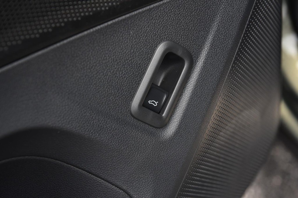 Volkswagen Tiguan Vehicle Full-screen Gallery Image 9