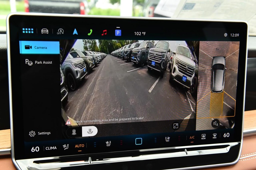 Volkswagen Tiguan Vehicle Full-screen Gallery Image 14