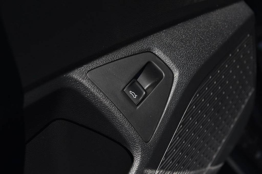 Volkswagen Jetta GLI Vehicle Full-screen Gallery Image 9