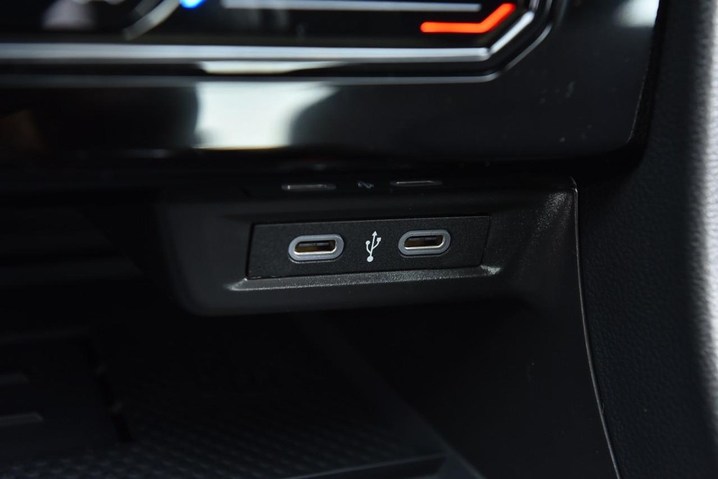 Volkswagen Jetta GLI Vehicle Full-screen Gallery Image 16
