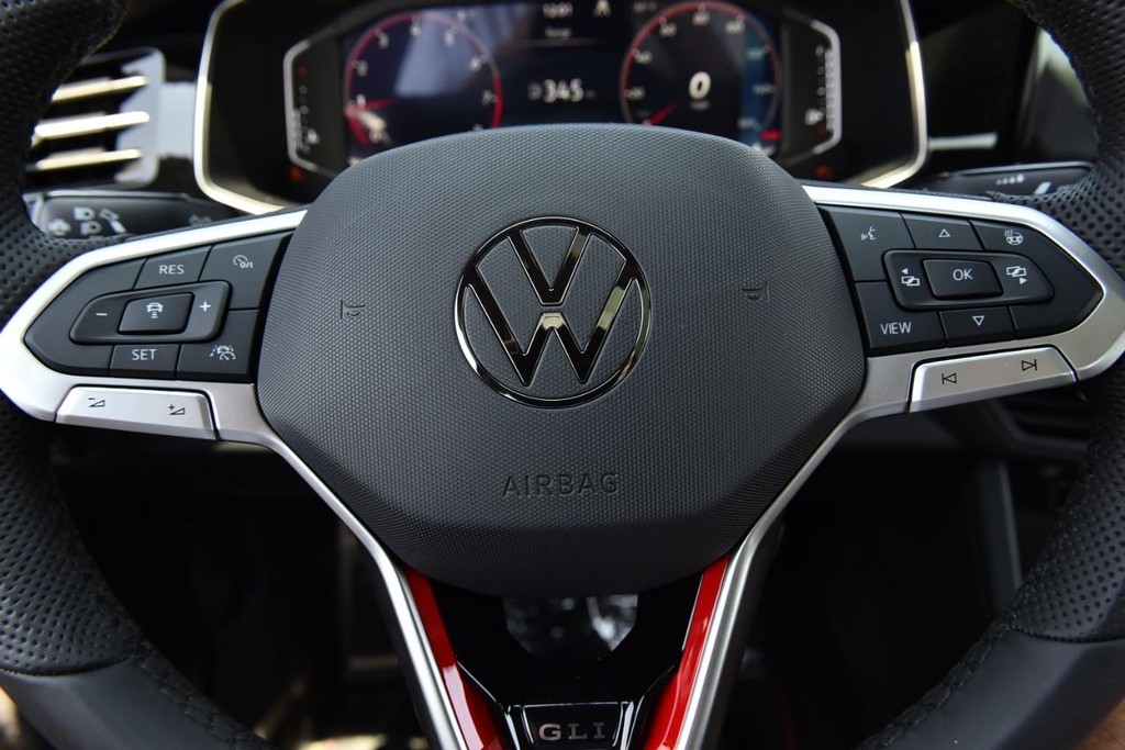 Volkswagen Jetta GLI Vehicle Full-screen Gallery Image 19