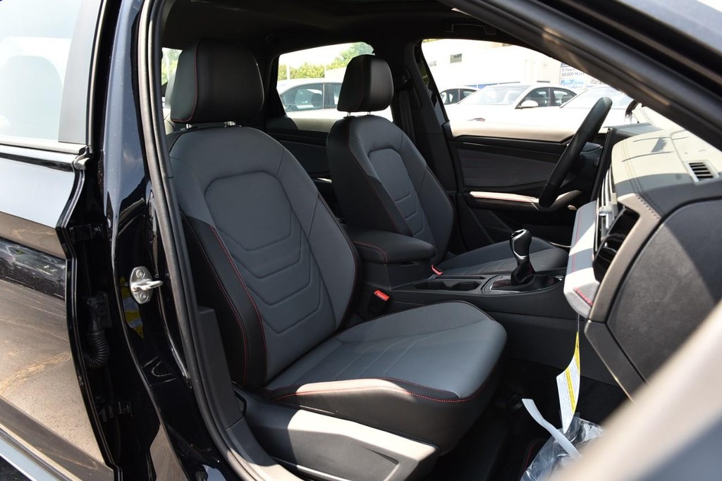 Volkswagen Jetta GLI Vehicle Full-screen Gallery Image 21