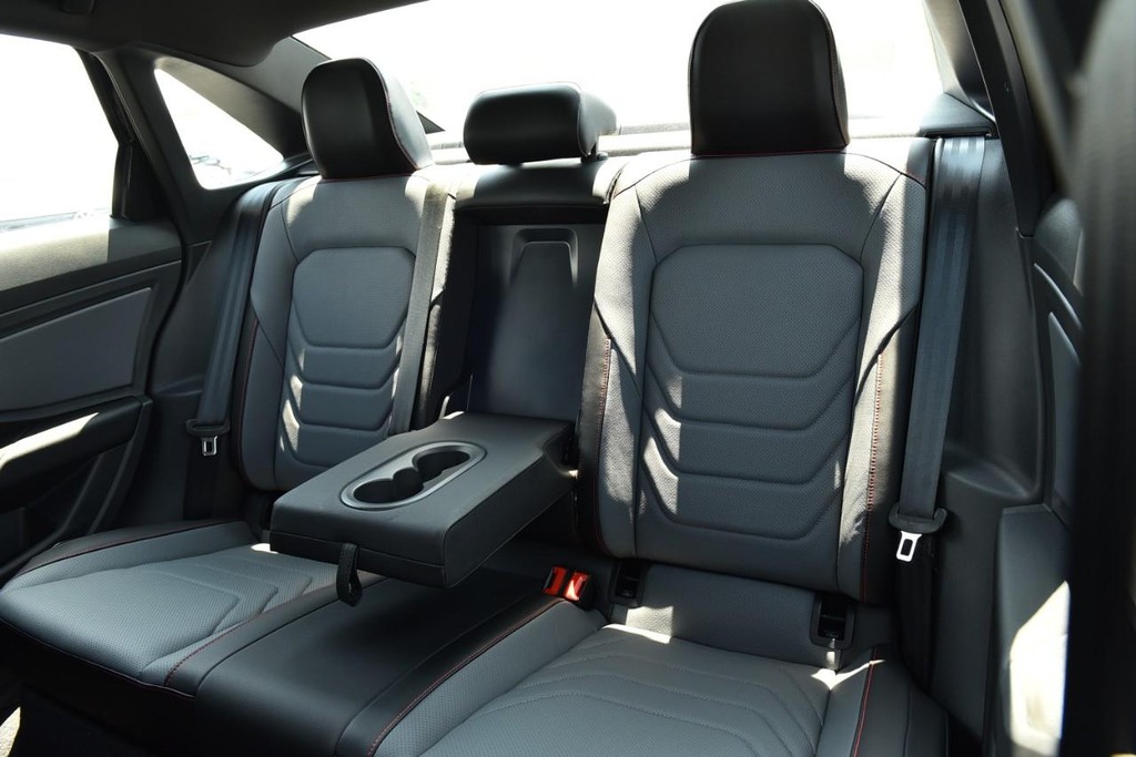 Volkswagen Jetta GLI Vehicle Full-screen Gallery Image 23