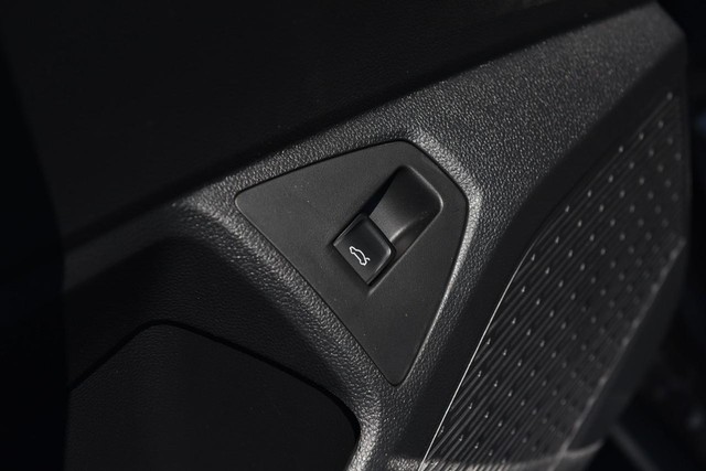 Volkswagen Jetta GLI Vehicle Image 09
