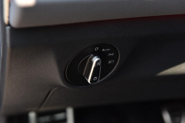 Volkswagen Jetta GLI Vehicle Image 11