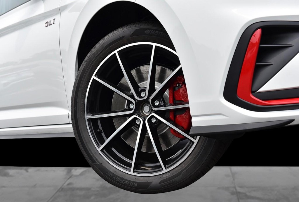 Volkswagen Jetta GLI Vehicle Full-screen Gallery Image 3