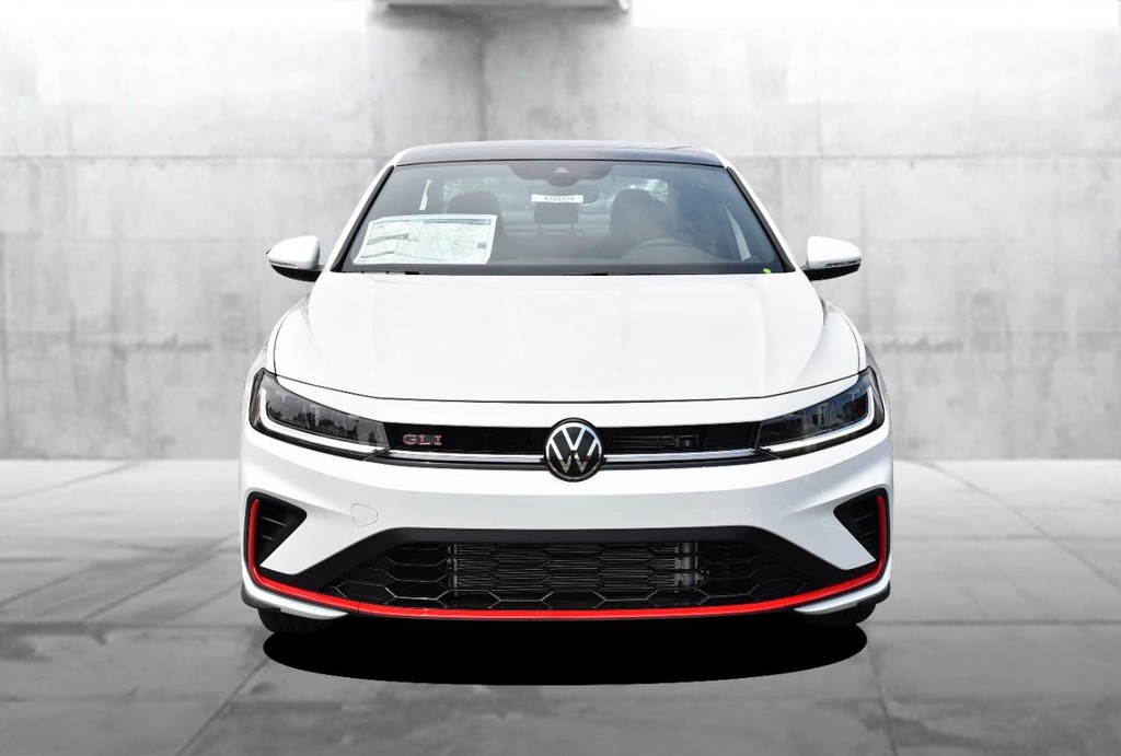 Volkswagen Jetta GLI Vehicle Full-screen Gallery Image 4