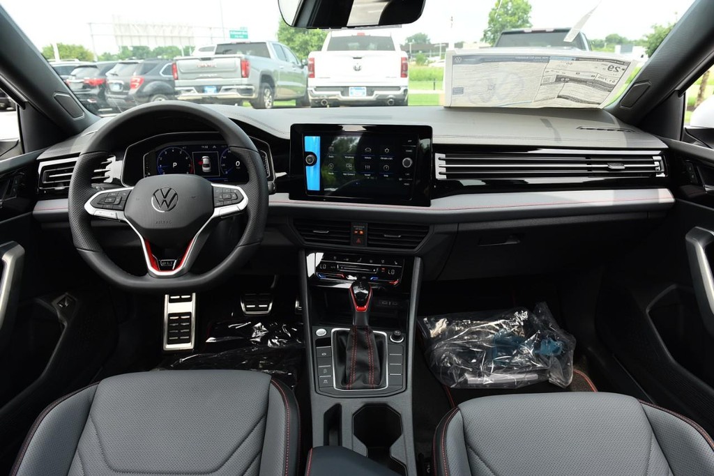 Volkswagen Jetta GLI Vehicle Full-screen Gallery Image 7