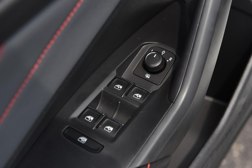 Volkswagen Jetta GLI Vehicle Full-screen Gallery Image 8