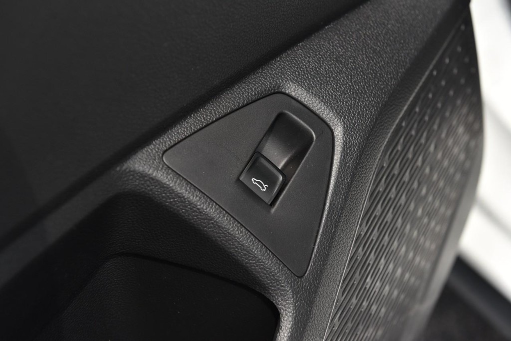 Volkswagen Jetta GLI Vehicle Full-screen Gallery Image 9