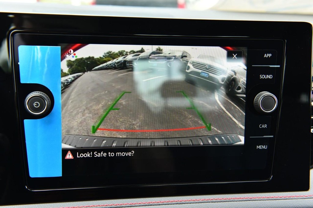 Volkswagen Jetta GLI Vehicle Full-screen Gallery Image 13