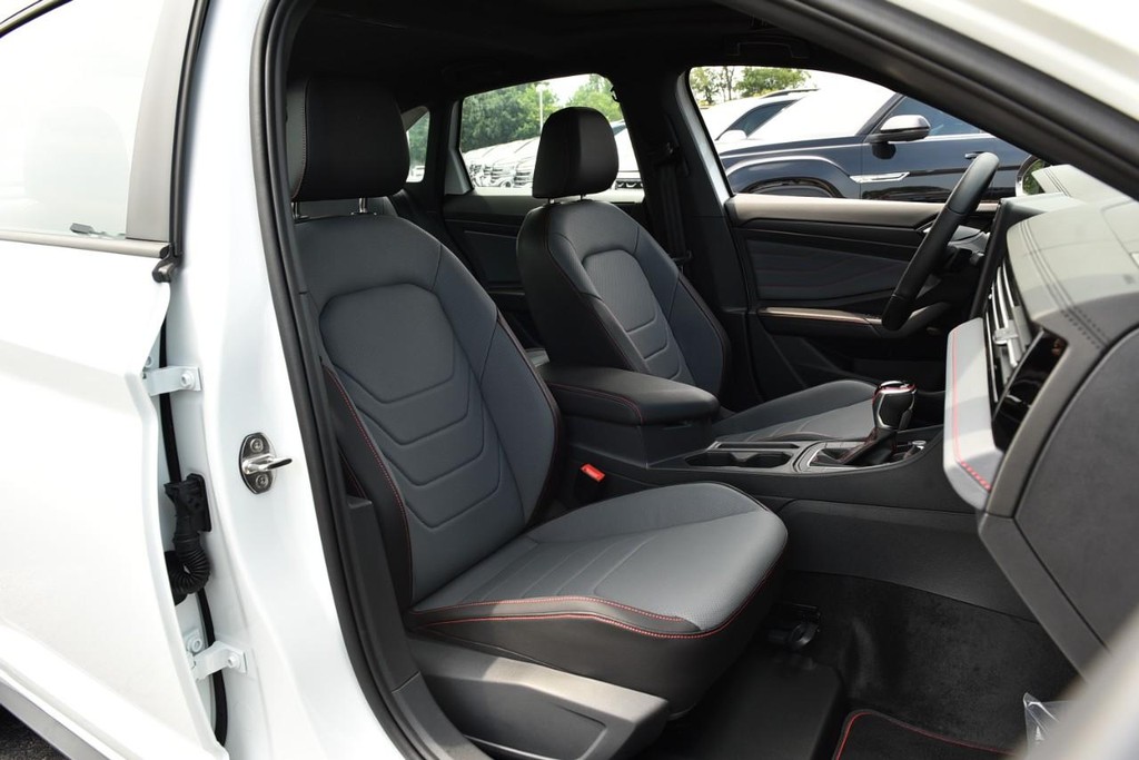 Volkswagen Jetta GLI Vehicle Full-screen Gallery Image 21
