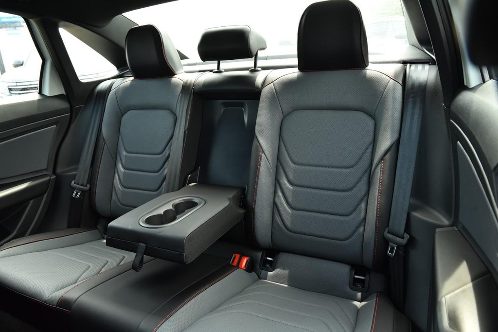 Volkswagen Jetta GLI Vehicle Full-screen Gallery Image 23