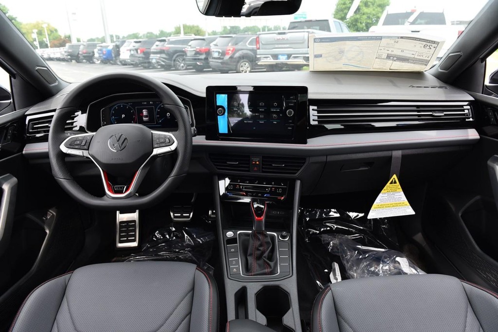 Volkswagen Jetta GLI Vehicle Full-screen Gallery Image 7