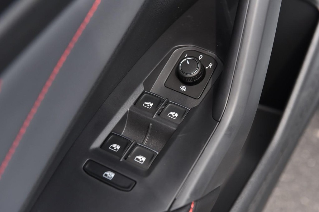 Volkswagen Jetta GLI Vehicle Full-screen Gallery Image 8