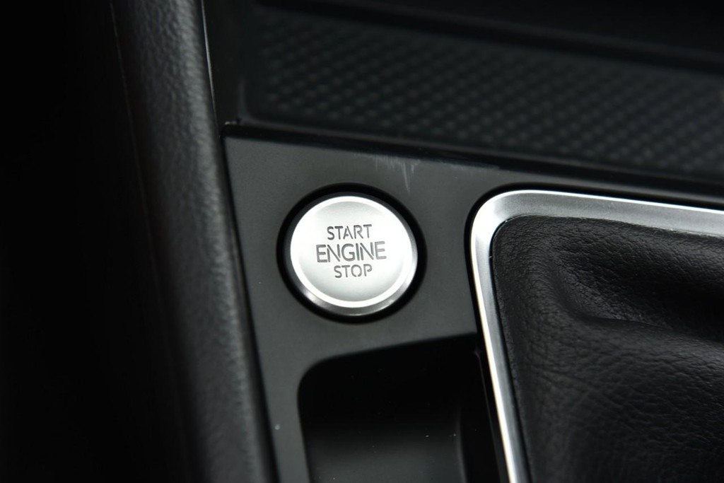 Volkswagen Jetta GLI Vehicle Full-screen Gallery Image 17