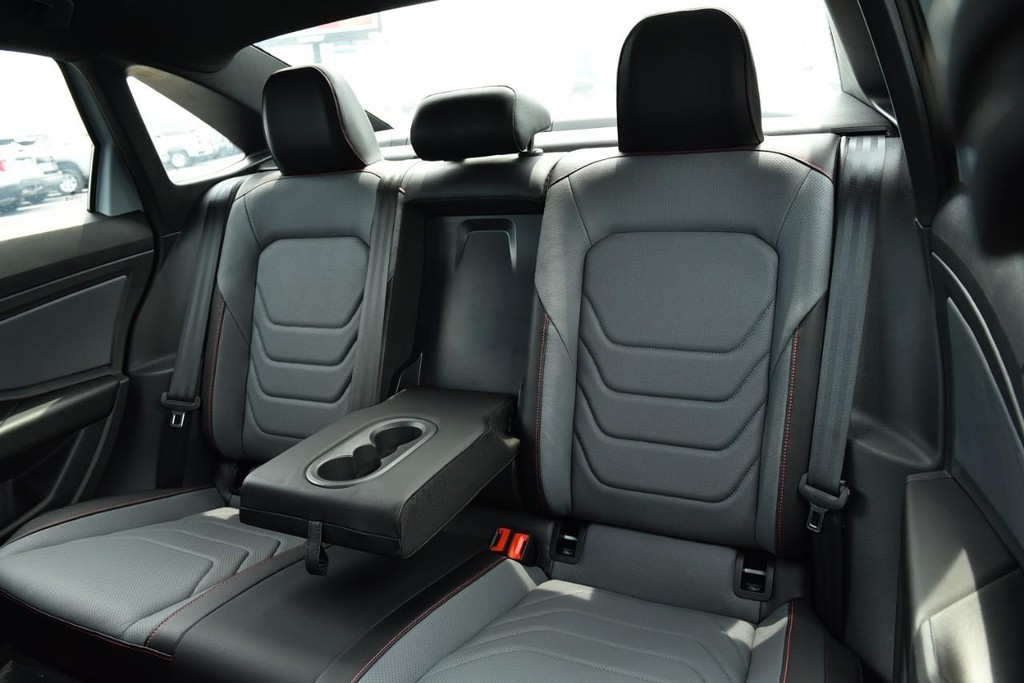 Volkswagen Jetta GLI Vehicle Full-screen Gallery Image 23