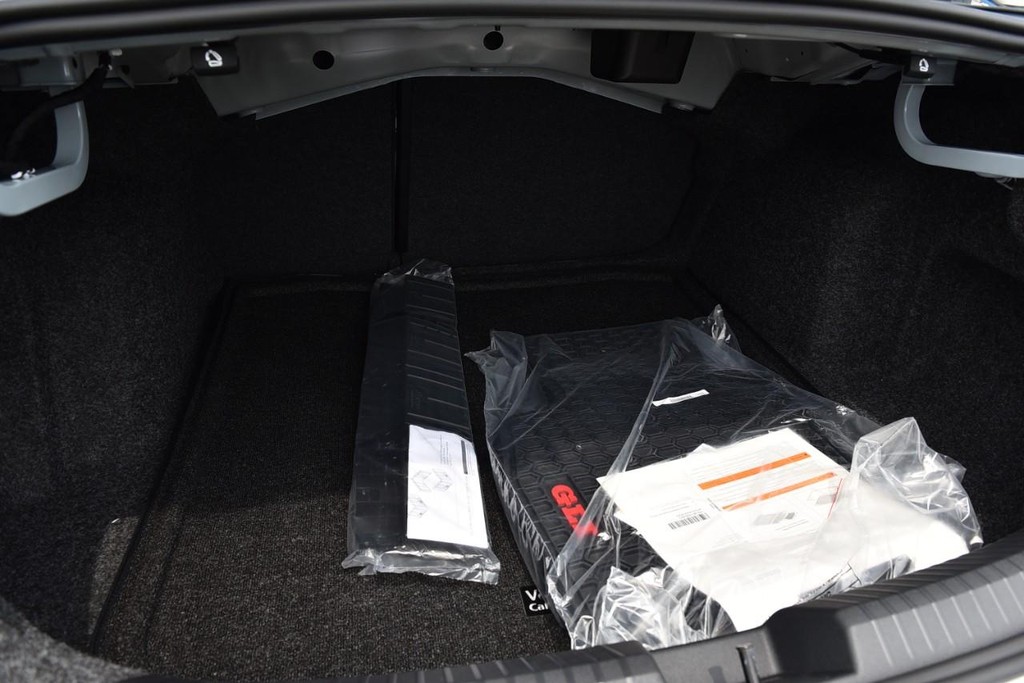 Volkswagen Jetta GLI Vehicle Full-screen Gallery Image 24
