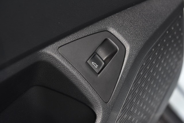 Volkswagen Jetta GLI Vehicle Image 09