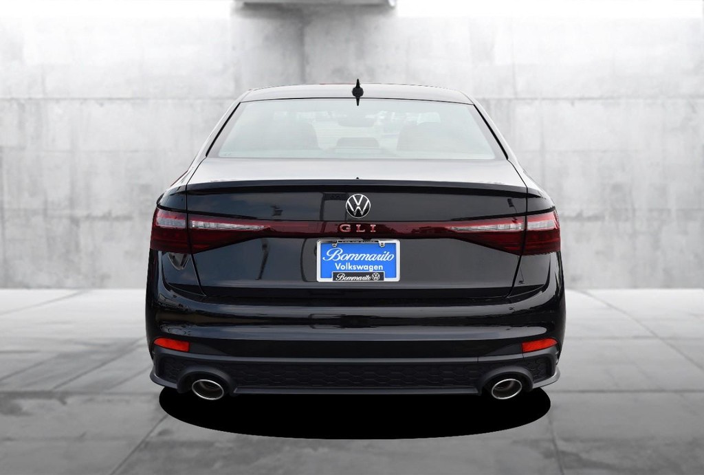 Volkswagen Jetta GLI Vehicle Full-screen Gallery Image 6