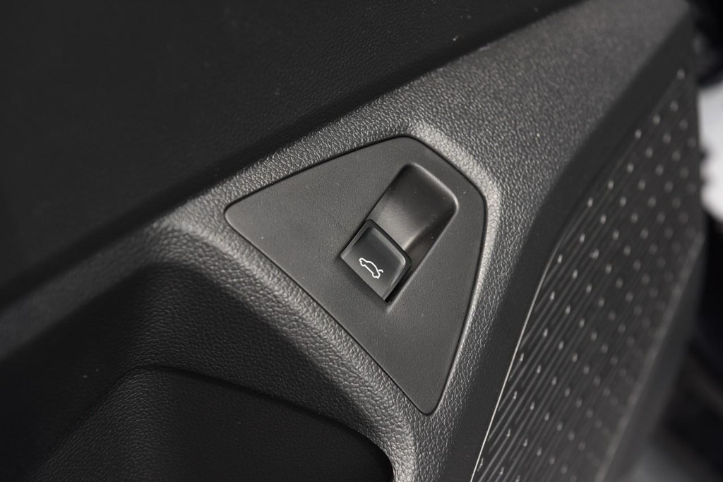 Volkswagen Jetta GLI Vehicle Full-screen Gallery Image 9