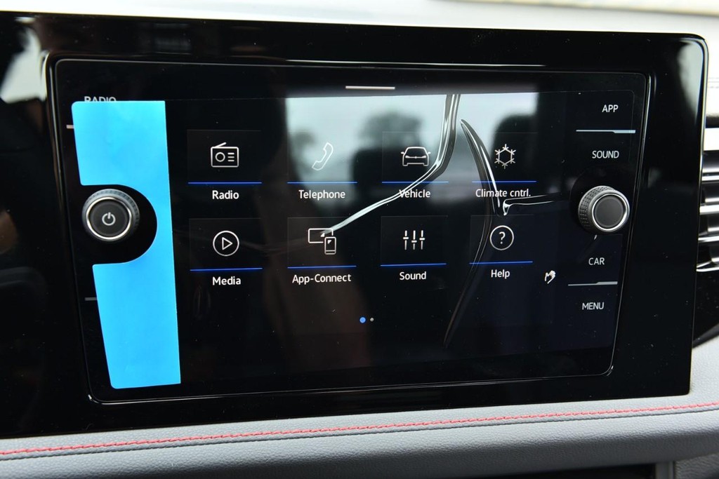 Volkswagen Jetta GLI Vehicle Full-screen Gallery Image 14
