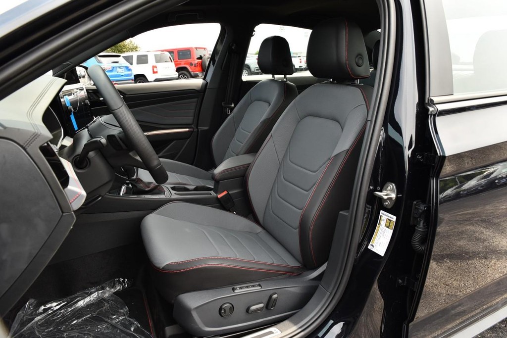 Volkswagen Jetta GLI Vehicle Full-screen Gallery Image 20