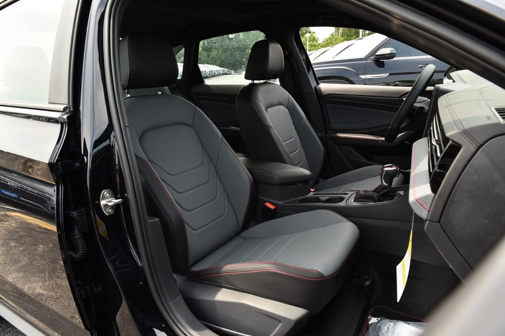 Volkswagen Jetta GLI Vehicle Full-screen Gallery Image 21