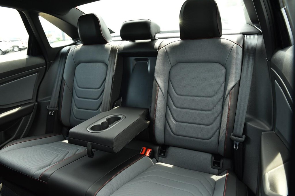 Volkswagen Jetta GLI Vehicle Full-screen Gallery Image 23