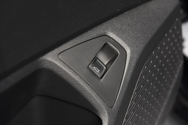 Volkswagen Jetta GLI Vehicle Image 09