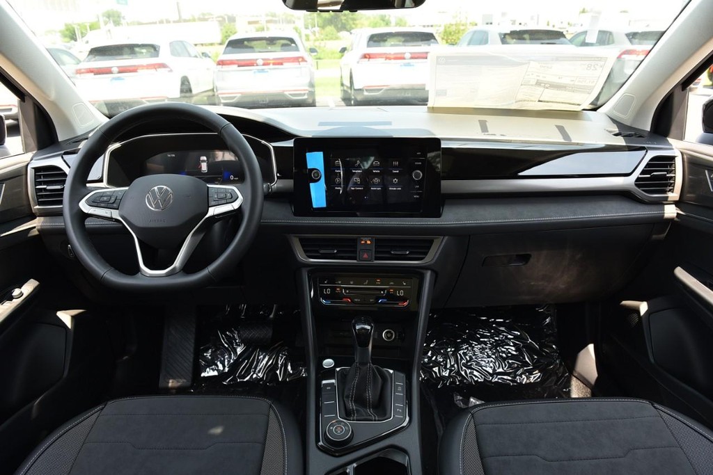 Volkswagen Taos Vehicle Full-screen Gallery Image 7