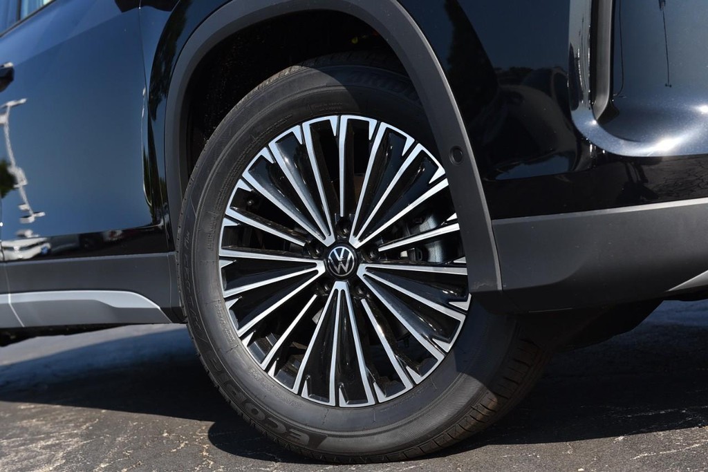 Volkswagen Tiguan Vehicle Full-screen Gallery Image 3
