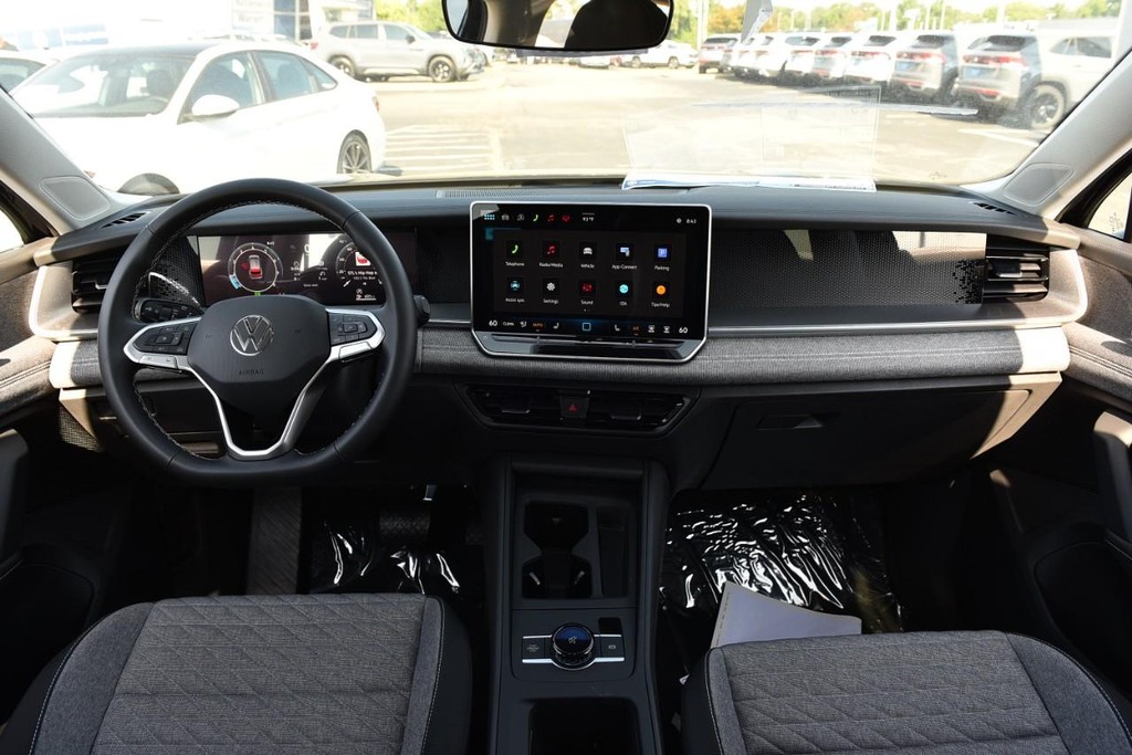 Volkswagen Tiguan Vehicle Full-screen Gallery Image 7
