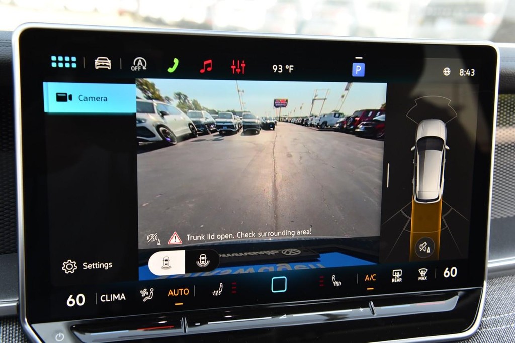 Volkswagen Tiguan Vehicle Full-screen Gallery Image 12