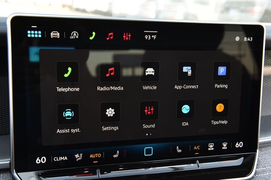 Volkswagen Tiguan Vehicle Full-screen Gallery Image 14