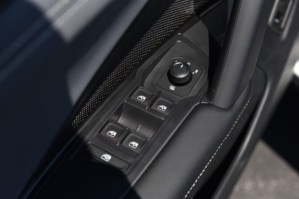 Volkswagen Tiguan Vehicle Full-screen Gallery Image 8