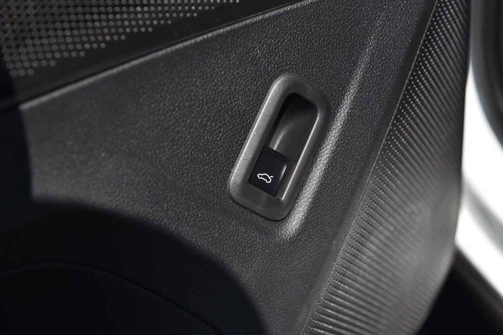 Volkswagen Tiguan Vehicle Full-screen Gallery Image 9