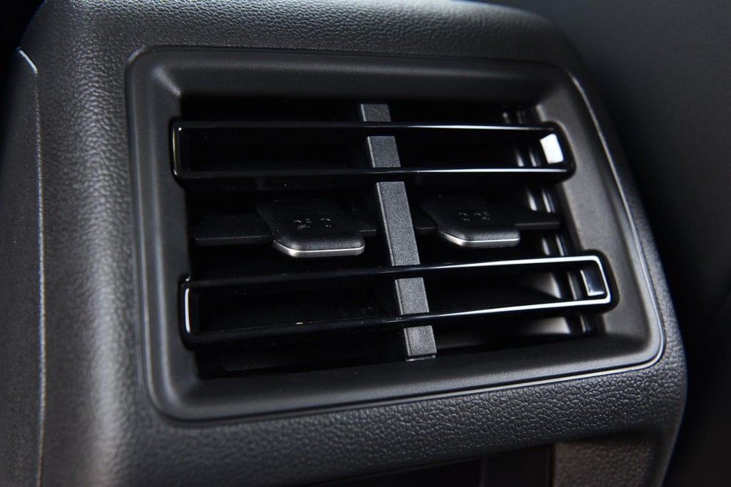 Volkswagen Tiguan Vehicle Full-screen Gallery Image 23
