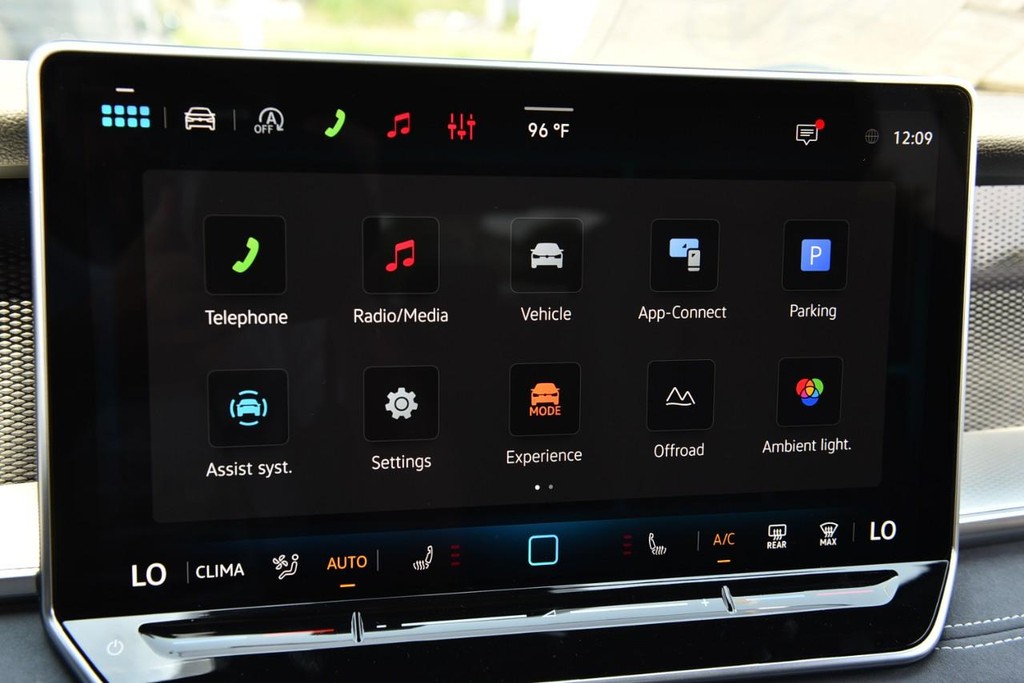 Volkswagen Tiguan Vehicle Full-screen Gallery Image 15