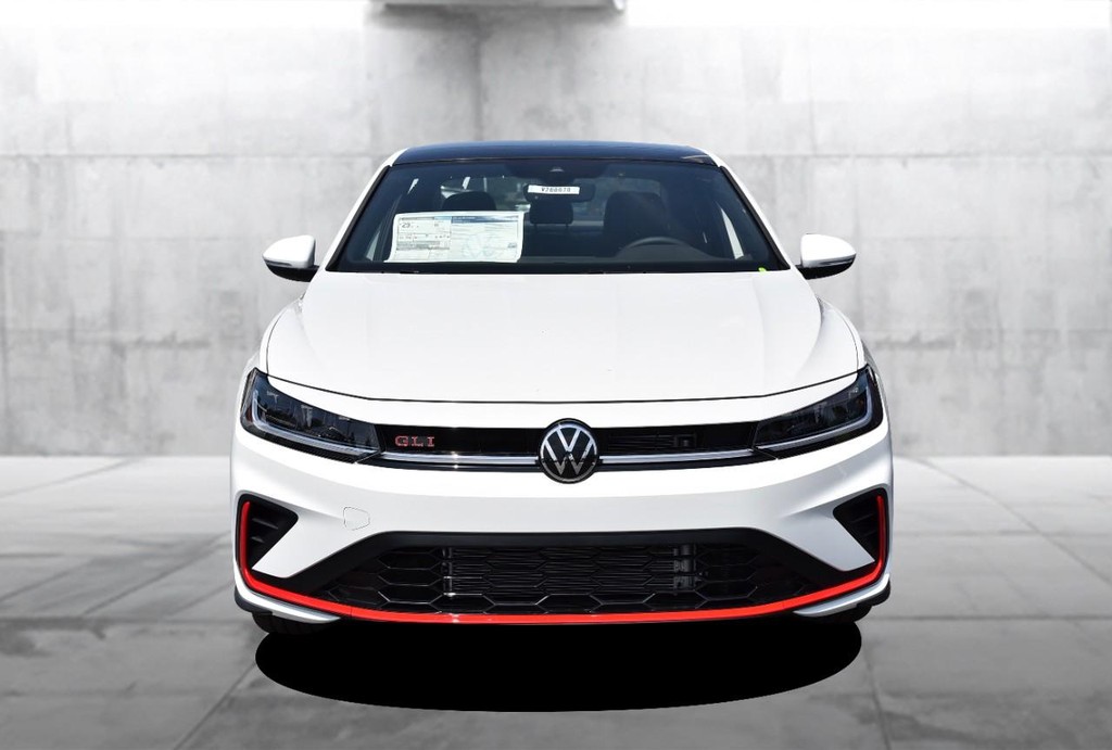 Volkswagen Jetta GLI Vehicle Full-screen Gallery Image 4