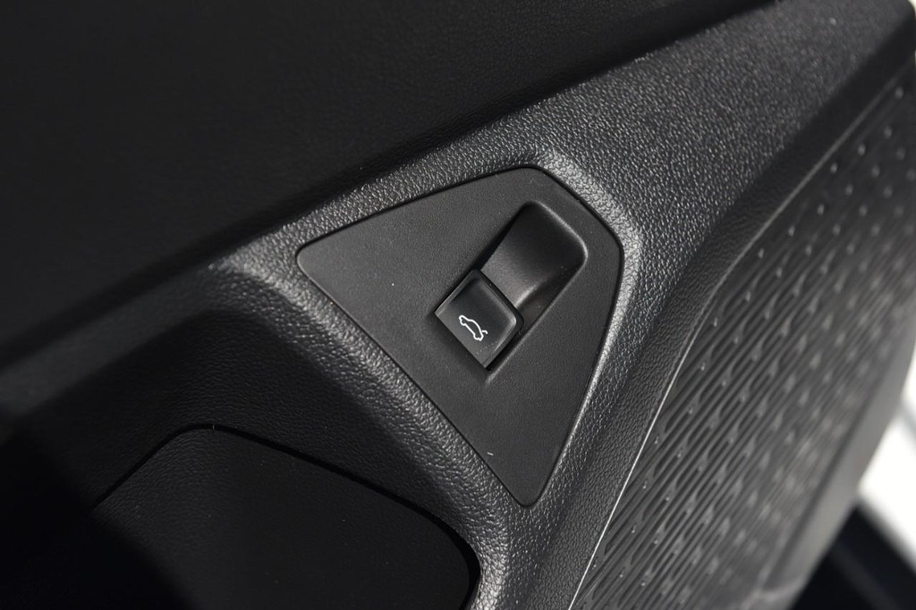 Volkswagen Jetta GLI Vehicle Full-screen Gallery Image 9