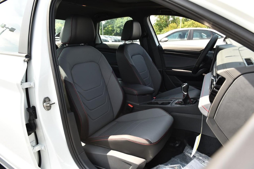 Volkswagen Jetta GLI Vehicle Full-screen Gallery Image 21