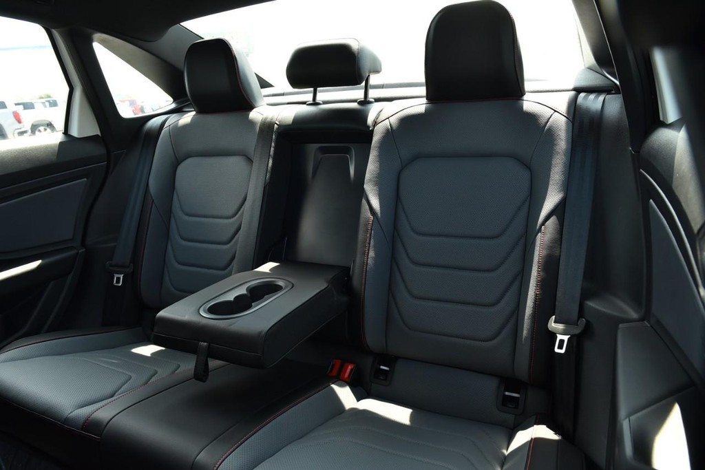 Volkswagen Jetta GLI Vehicle Full-screen Gallery Image 23