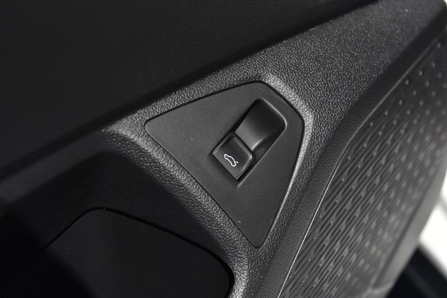 Volkswagen Jetta GLI Vehicle Image 09