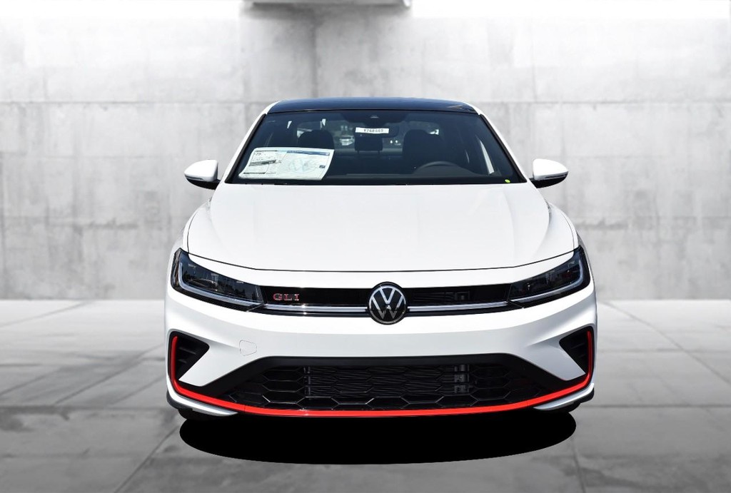 Volkswagen Jetta GLI Vehicle Full-screen Gallery Image 4