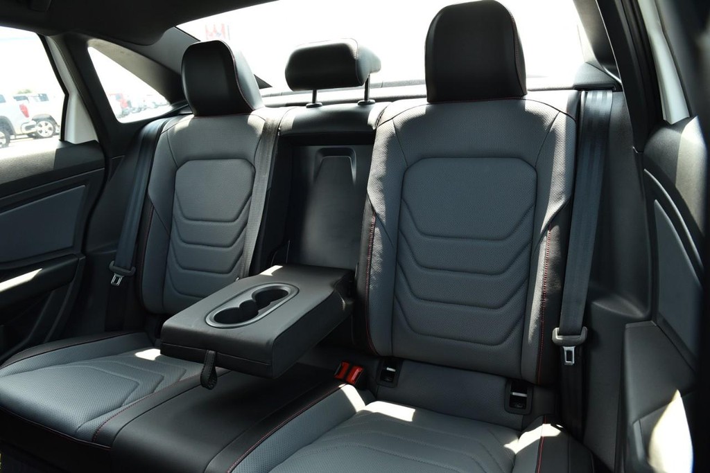 Volkswagen Jetta GLI Vehicle Full-screen Gallery Image 23