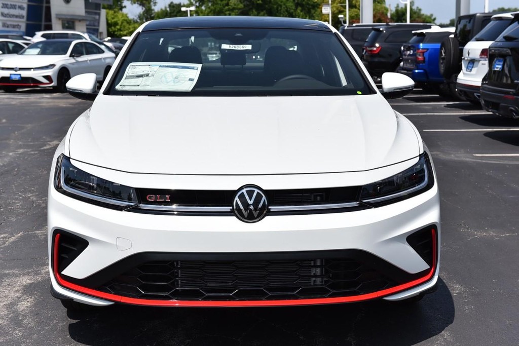 Volkswagen Jetta GLI Vehicle Full-screen Gallery Image 4