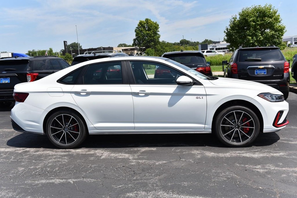 Volkswagen Jetta GLI Vehicle Full-screen Gallery Image 5